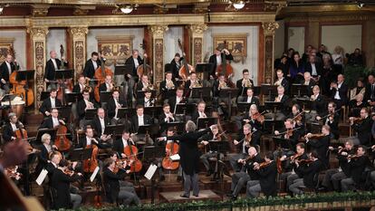 La Filarmónica de Viena bajo la dirección de Franz Welser-Möst, durante la vista previa del concierto de Año Nuevo 2023 en el Gran Salón del Wiener Musikverein.