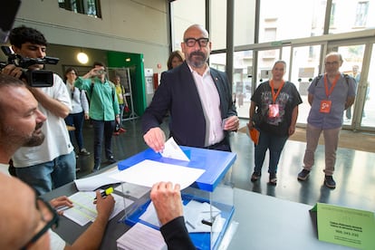 El cabeza de lista de Ciudadanos al Parlamento Europeo, Jordi Cañas, vota en su colegio electoral en Barcelona. 