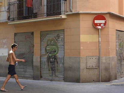 Un turista descamisado pasea por el centro histórico de Palma.