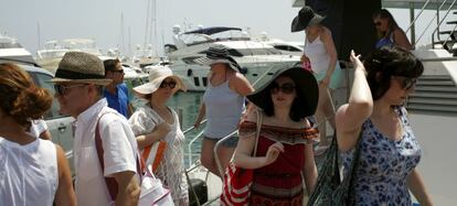 Turistas desembarcando en Puerto Ban&uacute;s. 