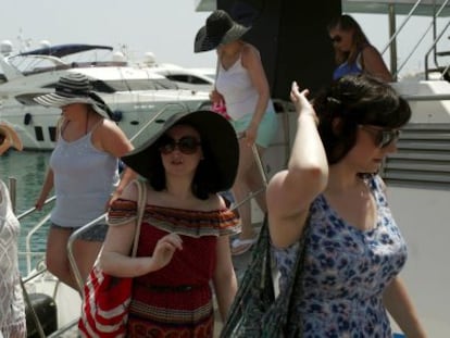 Turistas desembarcando en Puerto Ban&uacute;s. 