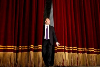 El alcalde de Barcelona, Jordi Hereu, durante su visita al teatro Arnau.