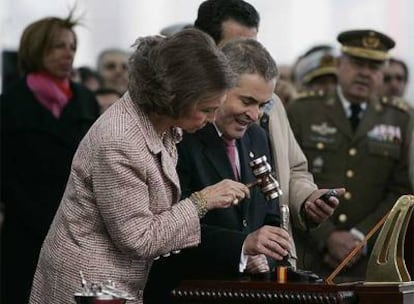 Doña Sofía, a punto de accionar la maza para la botadura del 'Juan Carlos I'