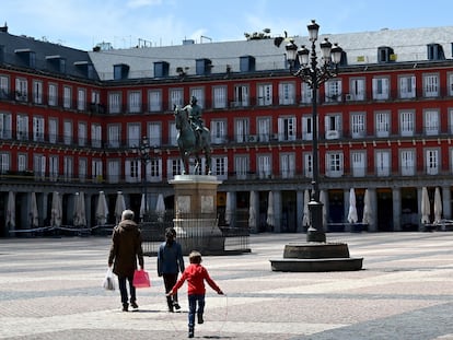 Viandantes en la Plaza Mayor de Madrid el 26 de abril