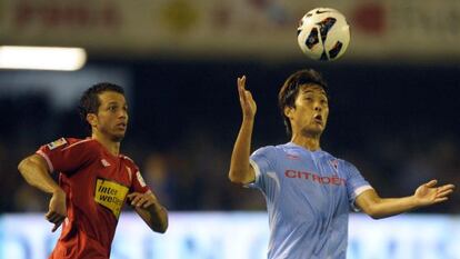 Park controla el balón ante Cicinho