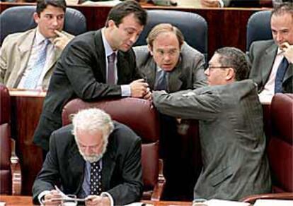 Ruiz-Gallardón conversaba ayer con el consejero de Presidencia, Manuel Cobo, durante el pleno.