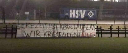 Ultras del Hamburgo clavaron once cruces en el campo de entrenamiento de su equipo.