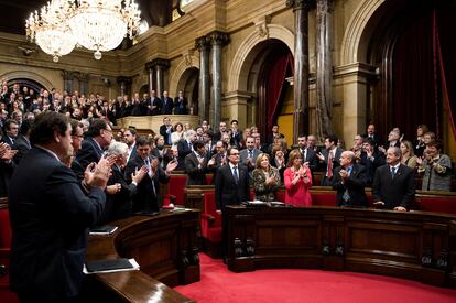 Los miembros del Parlament aplauden a Artur Mas tras haber sido investido presidente.