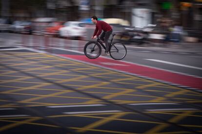Un ciclista circula per la ciutat de Barcelona.