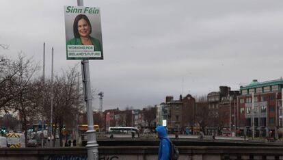 Un cartel electoral del Sinn Féin en el centro de Dublín. 
