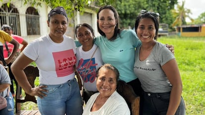 Maria Corina Machado visita a las hermanas Elis, Mileidis, Pastora y Corina Hernández, quienes trabajan en el restaurante abierto por su hermano Francisco. 