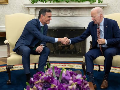 El presidente del Gobierno de España, Pedro Sánchez (a la izquierda), y el de Estados Unidos, Joe Biden, en el Despacho Oval de la Casa Blanca.