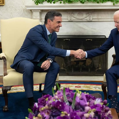 US President Joe Biden (r) shakes hands with Spanish President Pedro Sanchez during a bilateral meeting at the White House in Washington, DC, on May 12, 2023. (Photo by Jim WATSON / AFP)