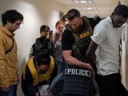 Agentes del ICE detienen a un migrante en una corte de inmigración en Manhattan, Nueva York