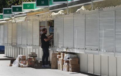 Preparativos para la 78ª edición de la Feria del Libro de Madrid, el año pasado.