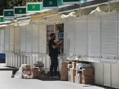 Preparativos de una caseta de la feria, el año pasado.