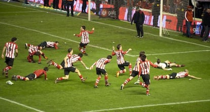 Los jugadores del Athletic hacen la plancha, festejando el pase a la final de la Copa del Rey.