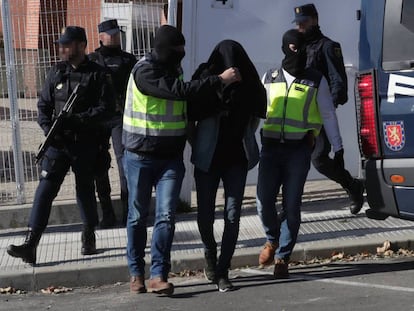La Polic&iacute;a Nacional detiene a un presunto yihadista en Madrid, en una foto de archivo.