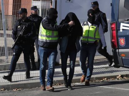 La Policía Nacional detiene a un presunto yihadista en Madrid, en una foto de archivo.