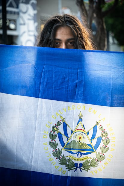 Daniel Lemus, de 20 años, detrás de la bandera de El Salvador.