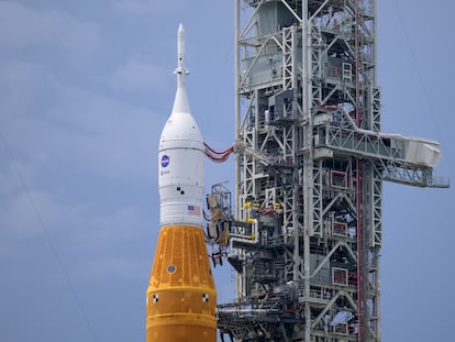 NASA’s Space Launch System (SLS) rocket with the Orion spacecraft aboard is seen atop a mobile launcher at Launch Pad 39B as preparations for launch continue, Friday, Aug. 26, 2022, at NASA’s Kennedy Space Center in Florida. NASA’s Artemis I flight test is the first integrated test of the agency’s deep space exploration systems: the Orion spacecraft, SLS rocket, and supporting ground systems. Launch of the uncrewed flight test is targeted for no earlier than Aug. 29 at 8:33 a.m. ET.  Photo Credit: (NASA/Bill Ingalls)