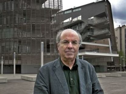 El doctor Jordi Camí, investigador especialista en l’Alzheimer, davant del Parc de Recerca Biomèdica de Barcelona.
