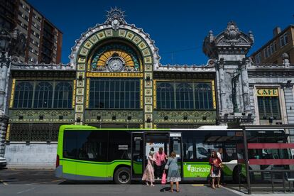 Un autobús urbano pasa por la estación de tren Abando Indalecio Prieto de Bilbao.