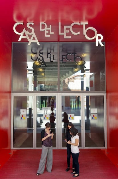 Entrada a la Casa del Lector, un espacio de exposiciones, talleres y actividades relacionadas con la lectura que ocupa cuatro naves en el centro cultural Matadero, en Madrid. Este color rojo y otros tonos empleados en el mobiliario, así como la tipografía, es obra del diseñador Alberto Corazón.