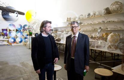 El artista Olafur Eliasson recibe al empresario Bill Gates en su estudio en la capital alemana, en 2013.