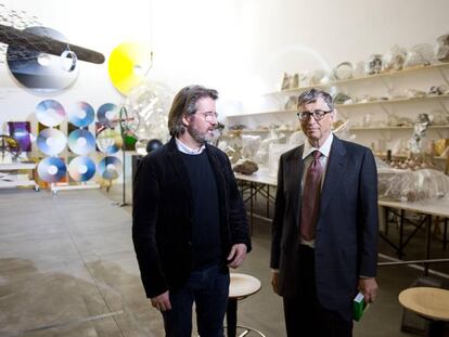 El artista Olafur Eliasson recibe al empresario Bill Gates en su estudio en la capital alemana, en 2013. 