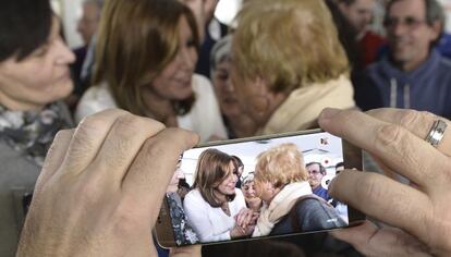 Un hombre fotografía con su teléfono móvil a la presidenta de la Junta de Andalucía y secretaria general del PSOE en esta comunidad autónoma, Susana Díaz, tras el acto público celebrado este mediodía en Palencia.