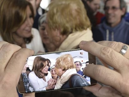 Un hombre fotograf&iacute;a con su tel&eacute;fono m&oacute;vil a la presidenta de la Junta de Andaluc&iacute;a y secretaria general del PSOE en esta comunidad aut&oacute;noma, Susana D&iacute;az, tras el acto p&uacute;blico celebrado este mediod&iacute;a en Palencia.