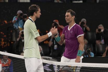 Rafael Nadal saluda a su rival Daniil Medvedev tras el término del partido. Nadal se convirtió en el primer tenista en remontar dos sets de desventaja en la final del Abierto de Australia desde la gesta del local Roy Emerson en 1965.