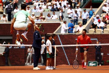 Carlos Alcaraz (a la izquierda) y Novak Djokovic calientan antes del inicio de la semifinal. 