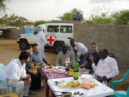 2005, Kabkabiya, Darfur norte, Sudán. En ocasiones me preguntan cómo es la vida en una aldea remota como en las que con frecuencia trabajo. Claro que a veces se echa de menos a la familia, los amigos o poder pasear por la calle, pero son experiencias enriquecedoras. Creo que lo importante es tener hábitos, incluso en el tiempo de ocio: este tiempo para hacer deporte, este tiempo para leer, este tiempo para hacer fotos… Además de eso, incluso en los lugares más remotos siempre hay otras organizaciones trabajando y puedes relacionarte. En la foto, un viernes con unos amigos del Comité Internacional de la Cruz Roja y la Media Luna Roja Sudanesa; mis respetos al CICR y a las Cruces y Medias Lunas Rojas nacionales por la gran labor que realizan, y que pasa inadvertida en los medios occidentales. Hace sólo unos días, tres trabajadores de la Media Luna Roja sudanesa murieron en un ataque armado al sur del país.