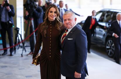 Abdalá II de Jordania y su esposa, Rania, a su llegada a la recepción en Buckingham. Según informa la agencia EFE, tras la recepción en Buckingham, Carlos, que hoy recibió a líderes de la Commonwealth y de los países donde sigue siendo jefe de Estado además del Reino Unido, cenará en privado con Camila en Clarence House.