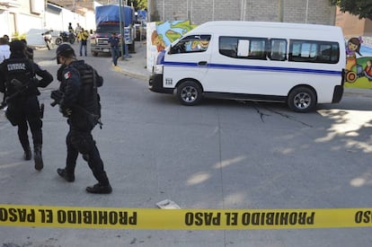 Los policías vigilan la escena de un crimen.