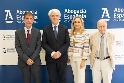 De izquierda a derecha: Ángel Méndez, presidente de la Comisión de Justicia Gratuita y Función Social de la Abogacía; Salvador González, presidente de la Abogacía; Cristina Sancho, presidenta de la Fundación Aranzadi LA LEY y José Juan Toharia, presidente de Metroscopia, durante la presentación del 'XIX Informe del Observatorio de la Justicia Gratuita'