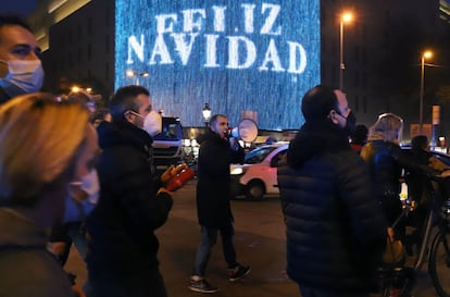 El sector de la restauración en Cataluña, que el jueves ya avanzaba su oposición a cualquier medida restrictiva, ha cargado contra la concreción de las medidas con una “declaración de guerra hasta las elecciones”, según destacó en un comunicado. En la imagen, protesta del sector de la hostelería en el centro de Barcelona, el sábado.