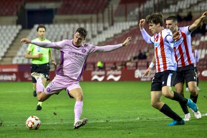 Alejandro Francés trata de golpear al balón ante dos rivales del Logroñés