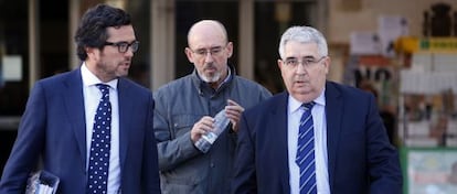 El exdirector del Valdeluz, Eustaquio Iglesias, a la derecha, y del exjefe de estudios, Juan José de Cossío, en el centro.