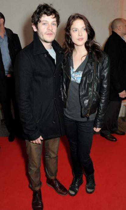Iwan Rheon con su novia Zoë Grisedale en los premios musicales Q Awards celebrados en Londres (2013).