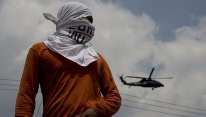 Un participante en las protestas en Guerrero.