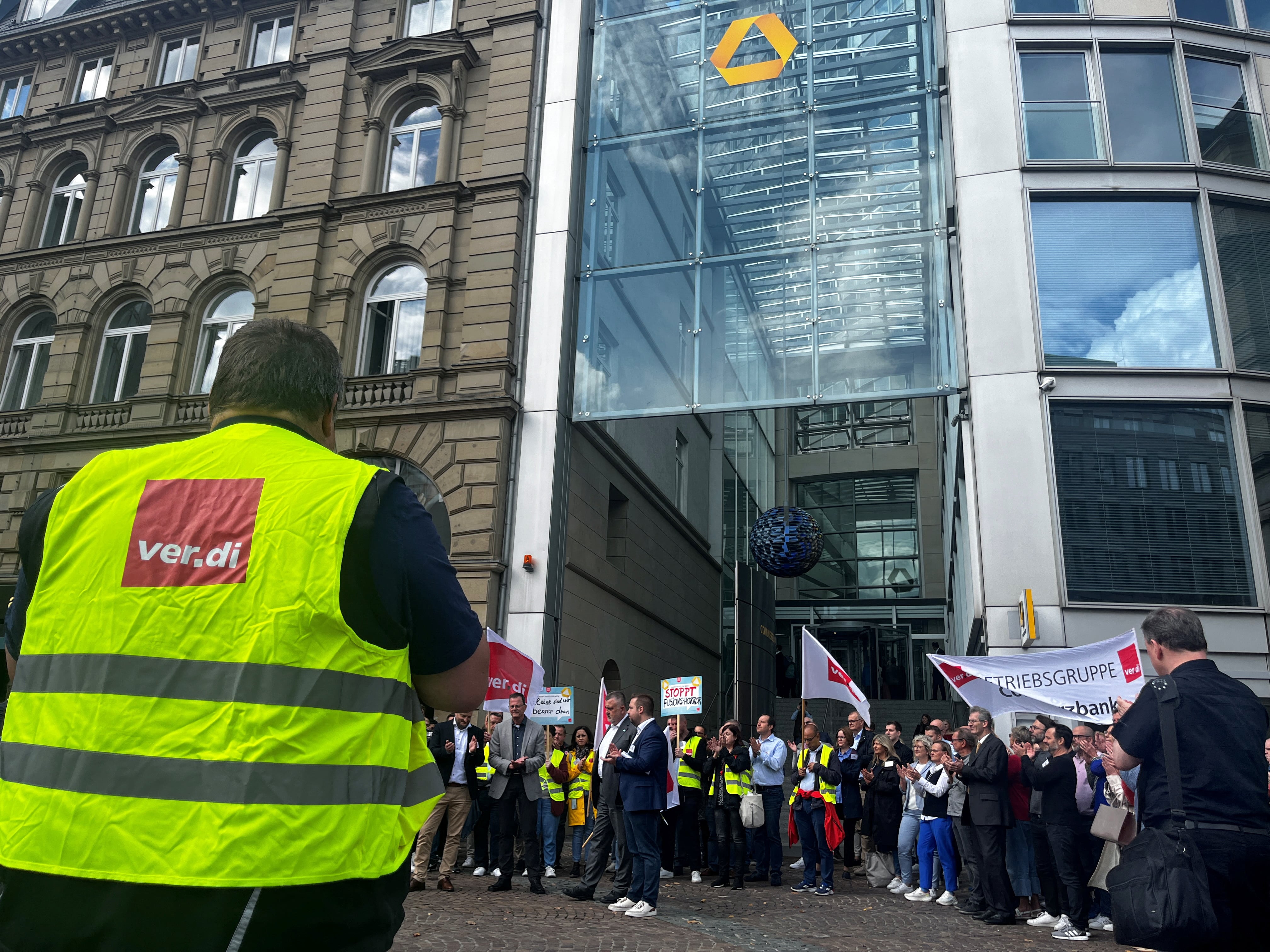 Empleados de Commerzbank protestan ante la sede en Fráncfort contra la posible opa hostil de UniCredit.