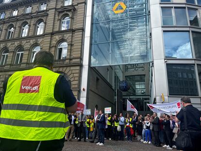 Empleados de Commerzbank, miembros del sindicato Verdi, protestan contra una posible compra por parte de Unicredit, ante la sede del banco alemán, en Fráncfort, el 24 de septiembre.