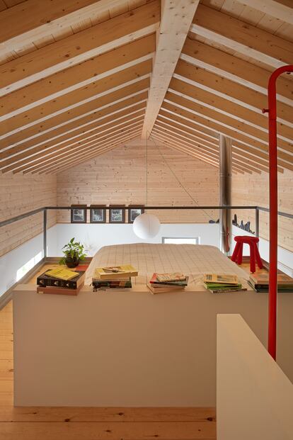 El dormitorio se sitúa en un altillo construido mediante una estructura ligera de madera de pino. 