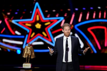 El príncipe Enrique presenta el Premio Walter Payton al Jugador del Año durante la entrega de premios de la NFL, el 8 de febrero de 2024 en Las Vegas (Nevada).