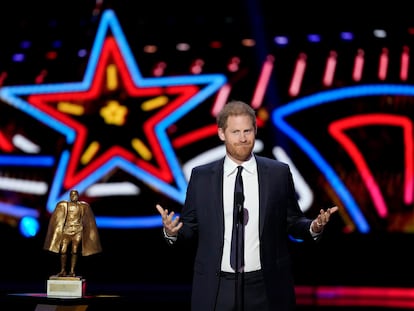 El príncipe Enrique presenta el Premio Walter Payton al Jugador del Año durante la entrega de premios de la NFL, el 8 de febrero de 2024 en Las Vegas (Nevada).