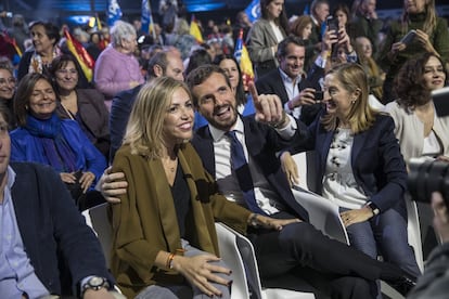 El candidato del PP Pablo Casado, acompañado de su esposa, Irene Torres, sentados al inicio del mitín de cierre de campaña de su partido en MAdrid. 