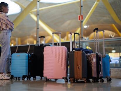 Una pasajera en el aeropuerto Adolfo Suarez Madrid-Barajas.